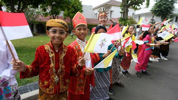 En las afuras del palacio presidencial de Istana Merdeka, la algarabía de los niños ante la llegada el Pontífice