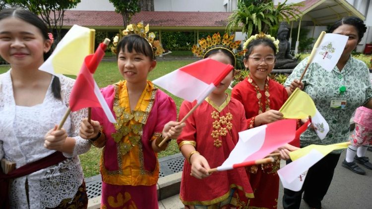 Jakarta, bambini in abiti tradizionali alla cerimonia dei benvenuto al Papa