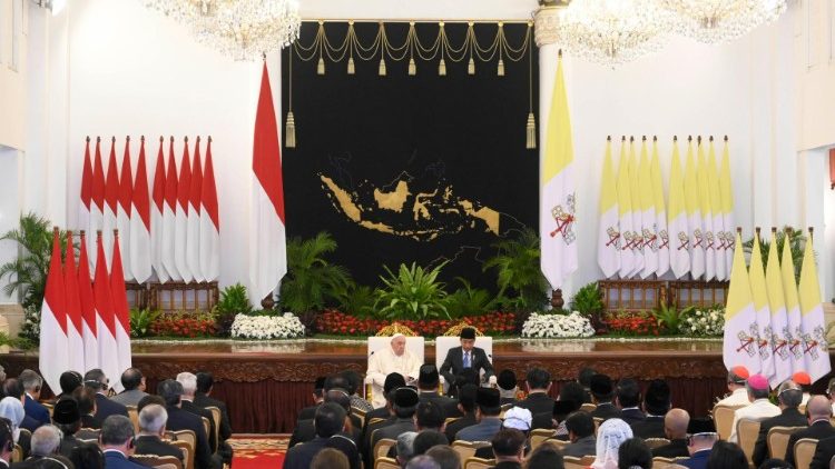 Encuentro de Francisco con las autoridades, representantes de la sociedad civil y de la cultura, empresario, en el Palacio de Istana Negara en Yakarta