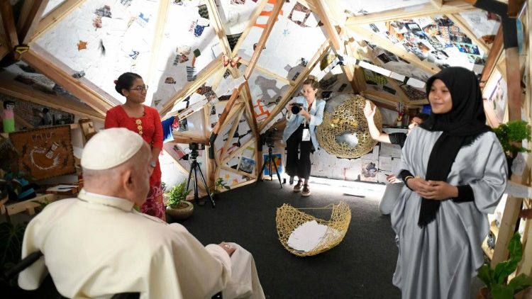  El Papa en el interior del Poliedro