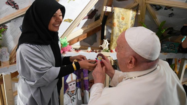 Il Papa dona un immagine di Mafalda alla giovane che lo ha accompagnato nel Poliedro