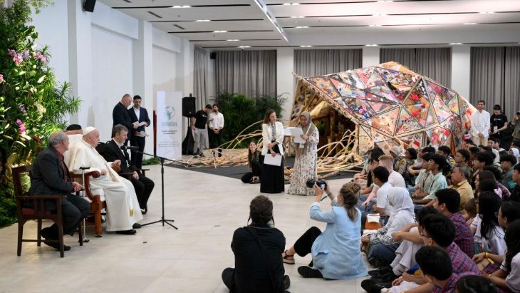 O encontro do Papa com os joves de Scholas Occurrentes em Jacarta (Vatican Media)