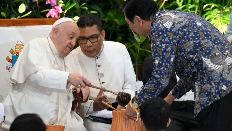 Il Papa versa la terra nel vaso della mangrovia