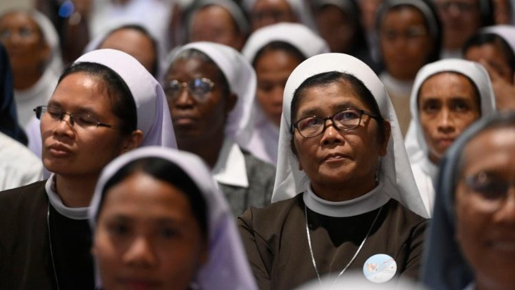 De nombreuses religieuses ont écouté le discours du Pape François. 