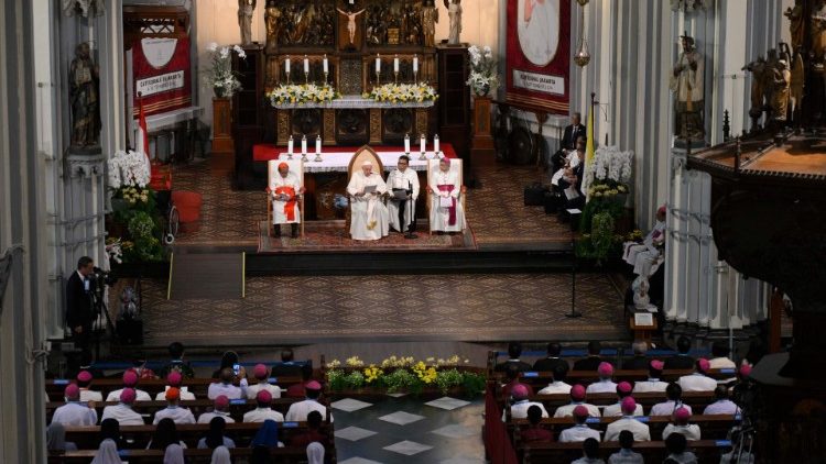 El Papa en la cátedra durante el encuentro con obispos, clero y religiosas, en Yakarta, Indonesia