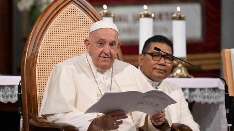 Le Pape François dans le choeur de la cathédrale de Jakarta. 