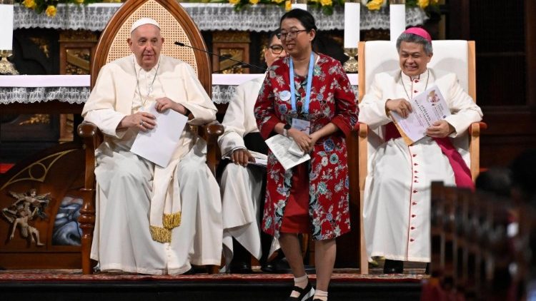 Un momento del encuentro con los obispos, sacerdotes, consagrados, seminaristas y catequistas