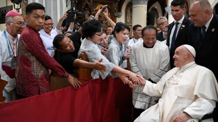 Le Pape dans la cathédrale de Jakarta. 