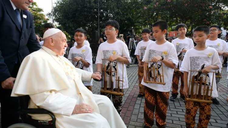 Viaggio Apostolico in Indonesia - Incontro in cattedrale