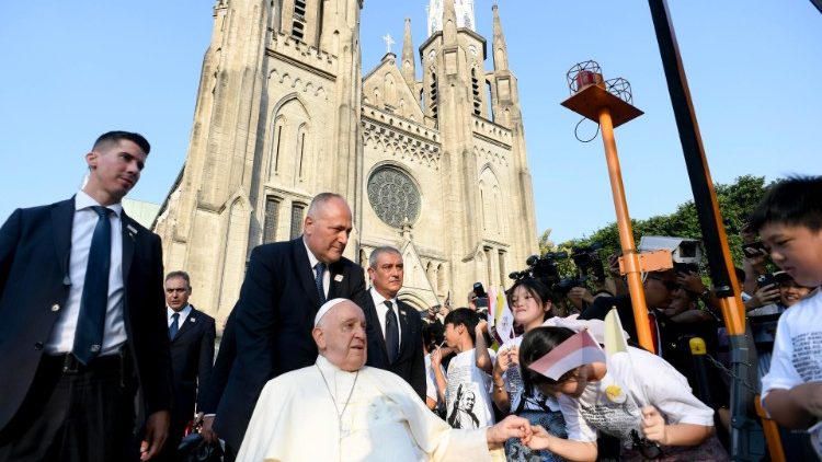 Viaggio Apostolico in Indonesia - Incontro in cattedrale