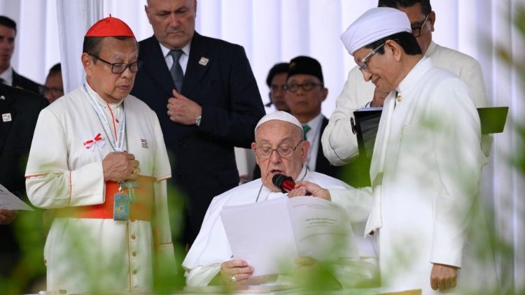 El. Francisco lee un breve mensaje tras atravesar el "Túnel de la amistad" entre la mézquita y la catedral en Yakarta