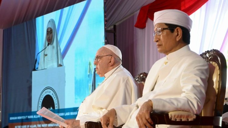 Pope Francis at interfaith encounter in Jakarta's Istiqlal Mosque