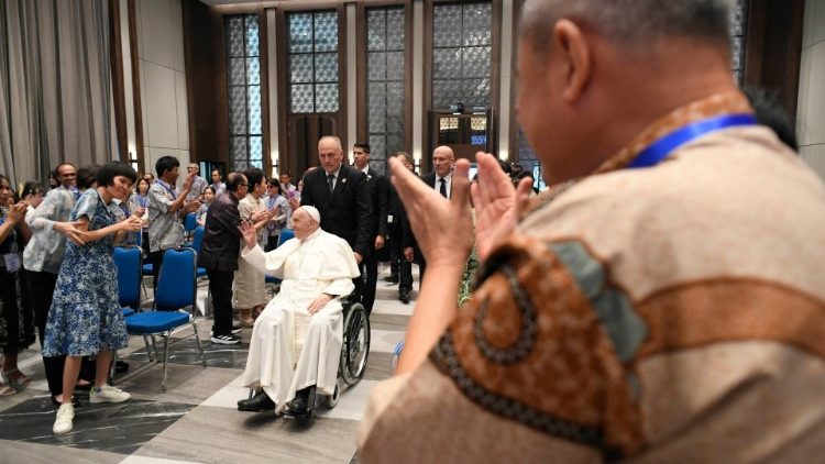 El Papa ingresa en la sede de la Conferencia Episcopal de Indonesia