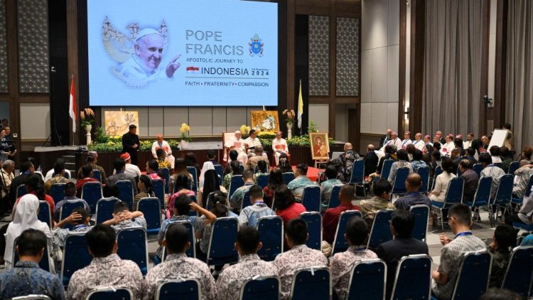 Papa com os assistidos pelas realidades caritativas da Igreja indonésia