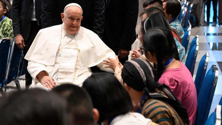 Der Papst bei der Begegnung mit Bedürftigen