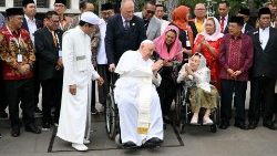 François et les représentants des différentes religions devant la mosquée Istiqlal de Jakarta, le 5 septembre 2024. 