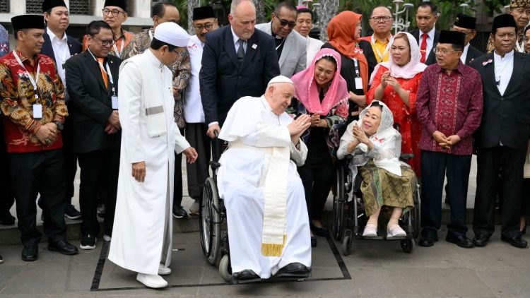 François et les représentants des différentes religions devant la mosquée Istiqlal de Jakarta, le 5 septembre 2024. 