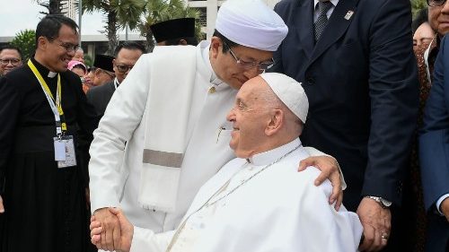 Pope at mosque in Indonesia: May we cultivate friendship as pilgrims on our way to God