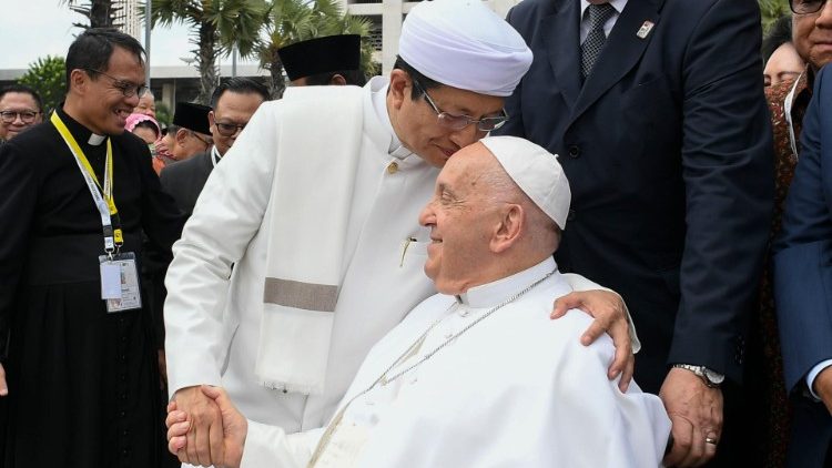 Pope at mosque in Indonesia: May we cultivate friendship as pilgrims on our way to God