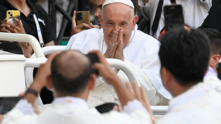 El saludo del Papa a los sacerdotes en su llega al Estadio de Yakarta para celebrar la Misa 