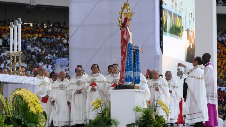 Missa no Estádio Gelora Bung Karno, em Jacarta