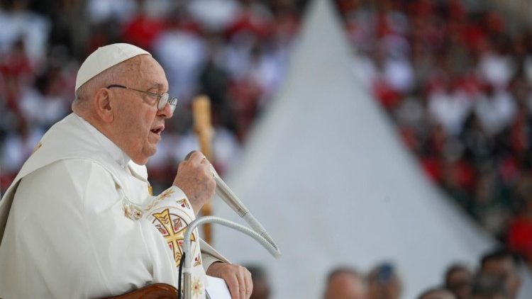 El Papa Francisco durante la homilía en el Estadio Gelora Bung Karno