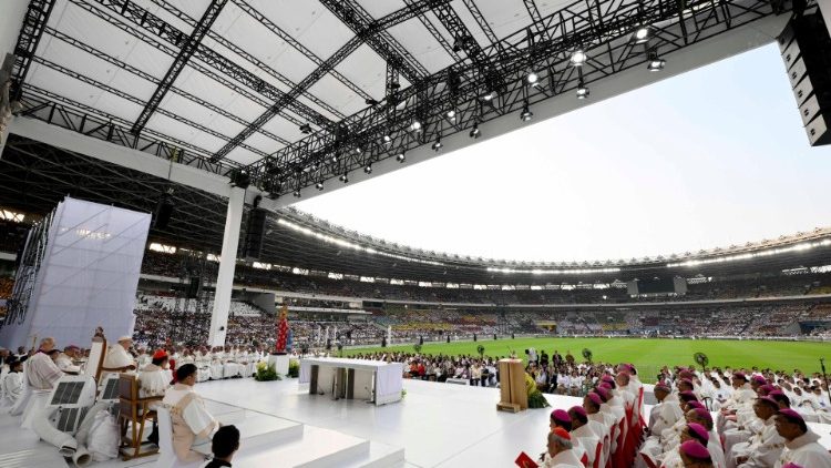 Stadion Gelora Bung Karno na kojemu je Papa slavio misu