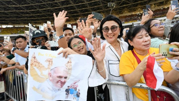 I fedeli che hanno accolto il Papa nello stadio