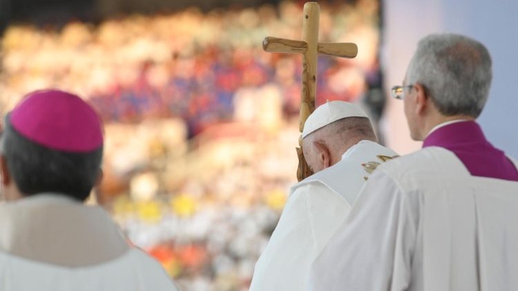 Papst Franziskus im vollbesetzten Stadion von Jakarta