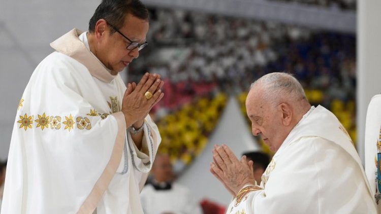 Le Pape François et le cardinal Suharyo. 