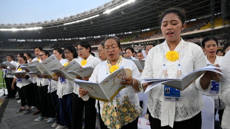 Chorteilnehmer bei der Messe mit dem Papst in Jakarta