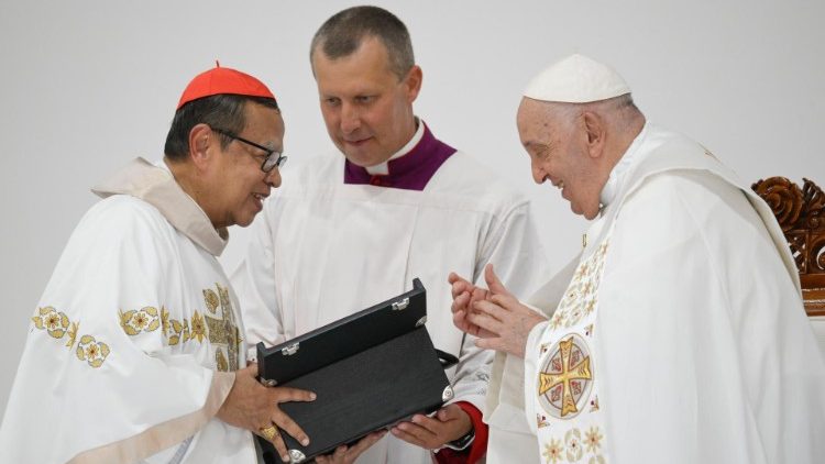 Kardinal Suharyo und Papst Franziskus bei der Messe