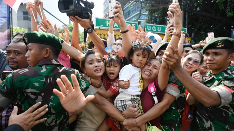 La gente indonesiana che saluta il Papa, in partenza per la Papua