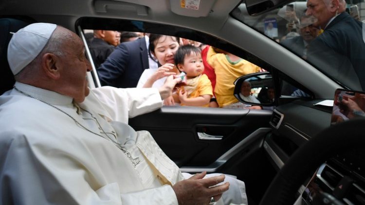 El Papa Francisco en su despedida de Indonesia 