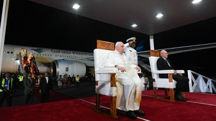 Il Papa e il governatore generale della Papua Nuova Guinea ascoltano gli inni nazionali