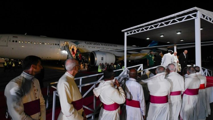 Un momento dell'arrivo del Papa all'aeroporto di Port Moresby