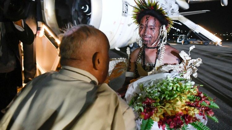 Papa Francesco alla cerimonia di benvenuto all'Aeroporto di Port Moresby, in Papua Nuova Guinea