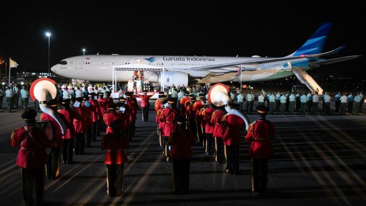 La cerimonia di accoglienza al Jackson International Airport