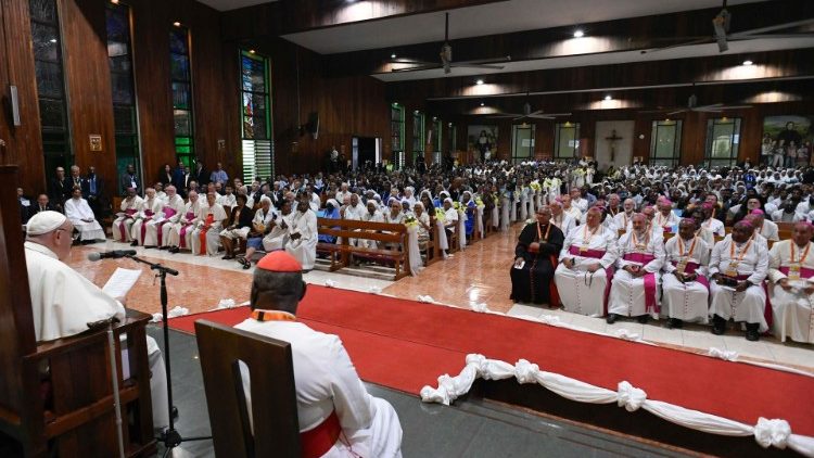 Papa Francisko akihutubua Kanisa la Papua New Guinea