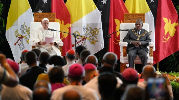 Francisco ante una platea de más de 300 personas, entre las autoridades, representantes de la sociedad civil y el Cuerpo Diplomático.