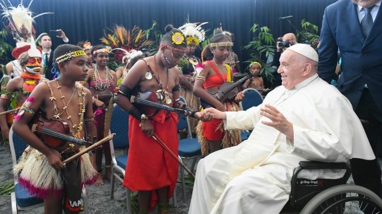 El Santo Padre saluda a un grupo de jóvenes músicos de los pueblos originarios antes del  encuentro con las autoridades.