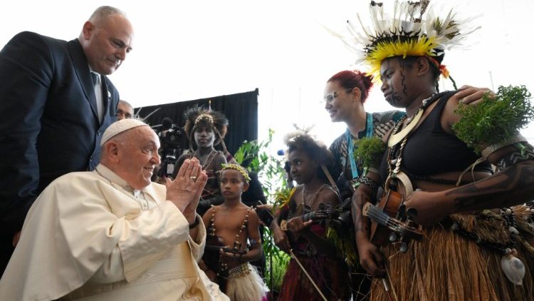 
                    Papa em Papua Nova Guiné: o povo que reza tem futuro!
                