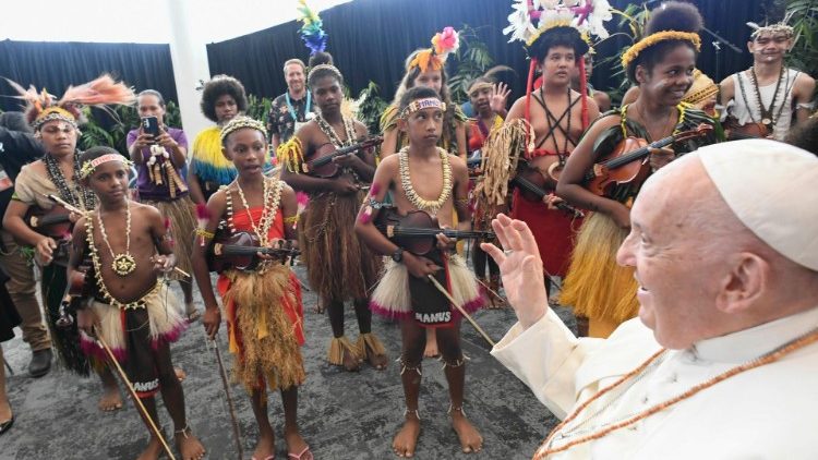 Papst Franziskus begrüßt Indigenen-Gruppen vor dem APEC Haus