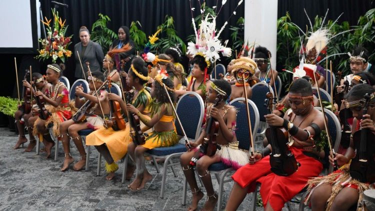 Niños en espera de la llegada del Papa