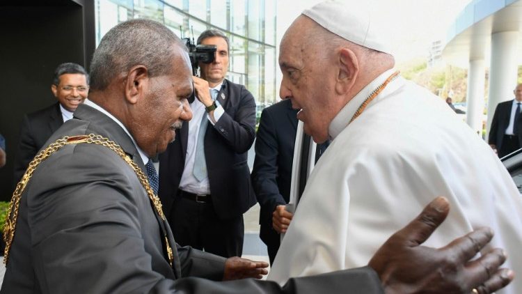 En su saludo al Santo Padre, el Gobernador General de Papúa Nueva Guinea destacó la labor de la Iglesia en el país