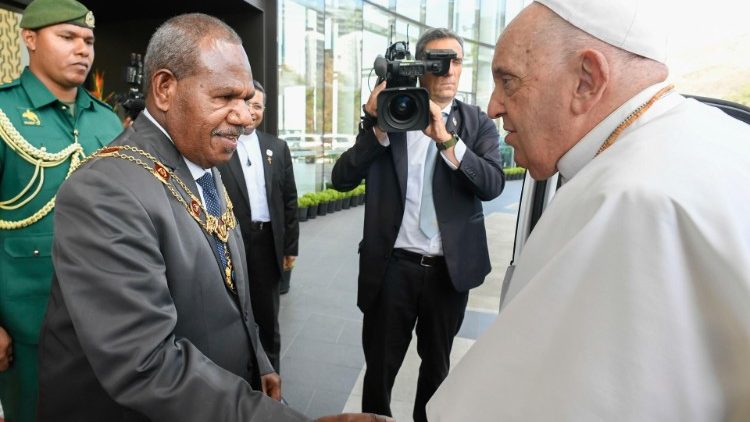 Papst Franziskus wird vom Generalgouverneur Dadae verabschiedet