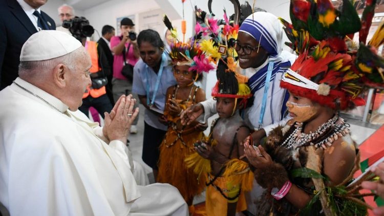 Pope Francis exchanges a smile with children and a Missionary of Charity in Port Moresby