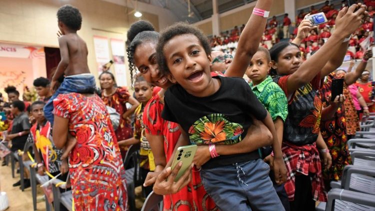 La joie des enfants en attendant le Pape François. 