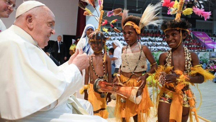 Pope to Papuan children: Keep the light of love burning