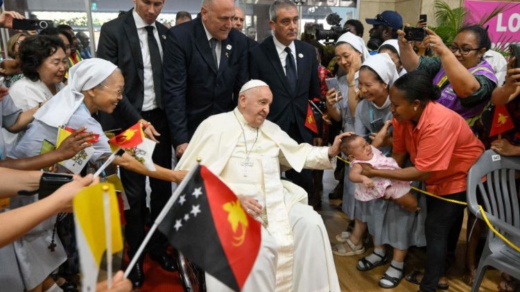 Doni e saluti da parte del Papa